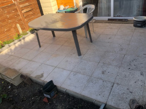 Photo de galerie - Pose d’une terrasse en dale béton sur lit de sable