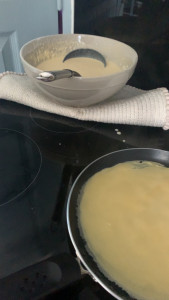 Photo de galerie - Préparation de crêpes pour des enfants que je garde