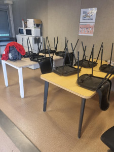 Photo de galerie - Nettoyage d’une salle et des bureaux : préparation de la salle, nettoyage du sol et des surfaces pour garantir un espace propre et hygiénique. Travail réalisé avec sérieux par BRK MULTI SERVICES.

