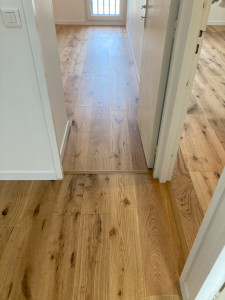 Photo de galerie - Pose de parquet contrecollé dans 2 chambres et palier, avec plinthes et finitions acryliques