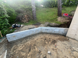 Photo de galerie - Réalisation d'un petit mur de soutènement avec arase en béton 