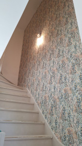 Photo de galerie - Pose de papier peint dans un cage escalier 