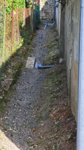 Photo de galerie - Désherbage manuelle un passage gravillonné. 