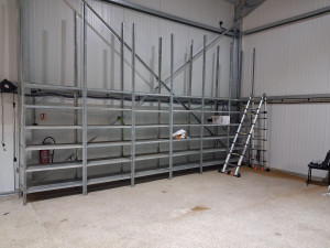 Photo de galerie - Montage d'étagères de rayon en hangar