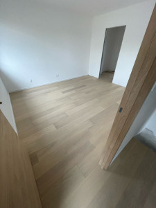 Photo de galerie - Pose de parquet massif et plaintes blanches 