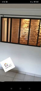 Photo de galerie - Réalisation d'une verrière type atelier donnant sur un mur où l'on a redonné a la pierre toute sa splendeur 