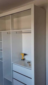 Photo de galerie - Montage d'un dressing en kit
