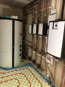 Photo de galerie - Balon tempon de 720l raccordé en cascade avec trois groupes extérieurs et trois modules hydrauliques pour plusieurs logements 