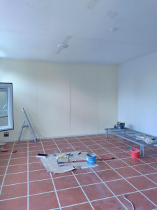 Photo de galerie - Réfection de peinture en un jaune clair sur des panneaux et blanc sur le mur de côté.