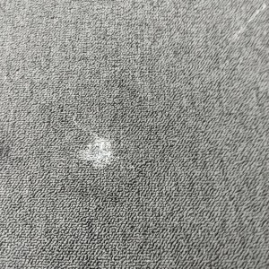 Photo de galerie - Chewing-gum sur moquette de tapis