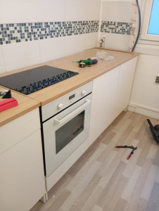 Photo de galerie - Montage des meubles bas de cuisine avec four et la plaque induction 
