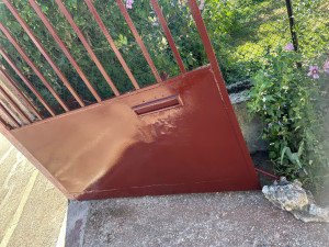 Photo de galerie - Rénovation complète d’un portail métallique : préparation et meulage du support, travaux de soudure et renforcement, traitement antirouille, application d’un primaire puis peinture de finition. Travail soigné réalisé par MCB Habit