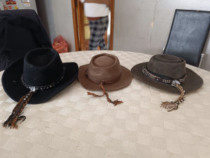 Photo de galerie - Modelage de chapeaux et customisation 