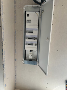Photo de galerie - Pose d’un tableau électrique encastré avec protections et circuits repérés. Installation réalisée dans les règles de l’art pour garantir sécurité, fiabilité et confort au quotidien. ⚡