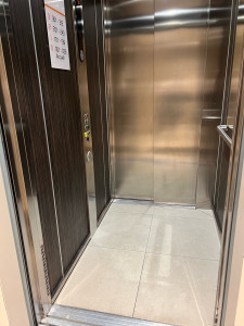 Photo de galerie - Désinfection des boutons & portes . lavage des sols et miroir 