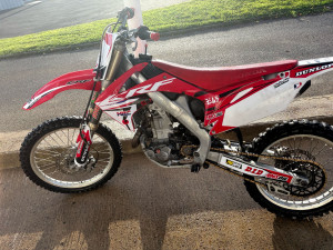 Photo de galerie - La moto en cours de réparation pour panne  fantôme. 