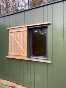 Photo de galerie - Réalisation de volets en bois sur mesure pour un chalet 