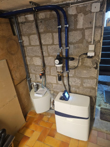 Photo de galerie - Adoucisseur 10l oPure SX et pompe de relevage KSB.