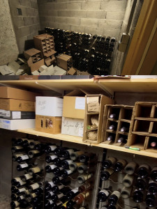 Photo de galerie - Pose de rangements à crémaillère et de luminaires pour désencombrer une cave à vins