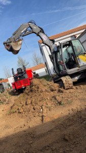 Photo de galerie - évacuation de terre mélanger de cailloux + réapprovisionnement de terre végétal