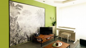Photo de galerie - Pose de papier peint panoramique Jungle avec encadrement bois anthracite.