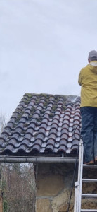 Photo de galerie - Nettoyage toiture ancienne, réalisation mars 2026