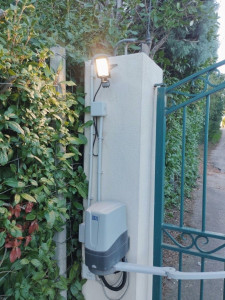 Photo de galerie - Modification et mise au norme de câbles sur un système de portail automatique.
Pose du éclairage LED avec détecteur.
Passage dans tube IRL, nouvelles boîtes de dérivation étanche, gel et isolation du moteur de portail.