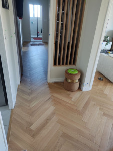 Photo de galerie - Pose collée d'un parquet à bâton rompu.
