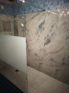 Photo de galerie - Réalisation d'une douche à l'italienne avec sa paroi sérigraphiée.