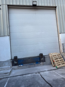 Photo de galerie - Finalisation d’un quai de livraison avec découpe du rideau métallique afin de permettre le passage et la mise en place du renfort. Intervention maîtrisée, finitions propres et respect des délais.