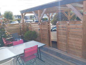 Photo de galerie - Palissade sur-mesure, double porte coulissante et extension/rénovation de terrasse