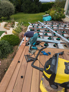 Photo de galerie - Realisation d'une terrasse extérieur sans vis apparente