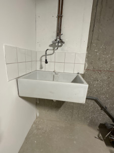 Photo de galerie - Pose d’un vasque + robinet dans un garage