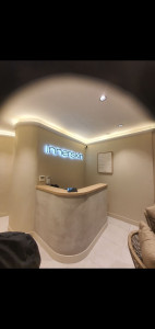 Photo de galerie - À Saint Tropez pour un travail de rénovation de l'accueil d'une des cliniques Innerskin. La façade du comptoir présente une finition en béton ciré.