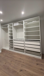 Photo de galerie - Montage d’un dressing sur mesure en kit 