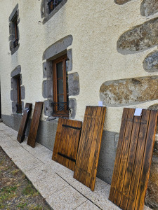 Photo de galerie - Application de lasure sur volet