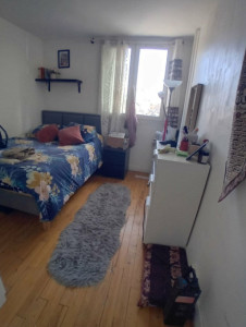 Photo de galerie - Nettoyage complet de la chambre : aspirateur, dépoussiérage et rangement. Travail soigné et minutieux.