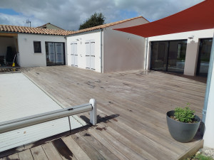 Photo de galerie - Nettoyage d'une terrasse en bois exotique 