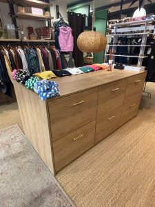 Photo de galerie - Création d’un meuble avec 12 tiroirs pour un magasin de vêtement.