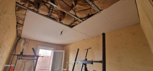 Photo de galerie - Pose de laine de verre avec rails et placo au plafond