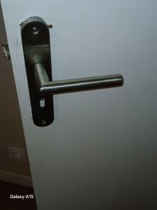Photo de galerie - Réparation poignet de porte chez un client Allovoisin...