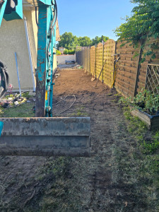 Photo de galerie - Terrassement d une future terrasse de 11mx3m avec passage des eaux usées  et pluviale