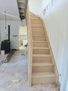 Photo de galerie - Montage et mise en place d'un escalier quart tournant en chêne.