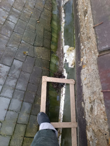 Photo de galerie - Nettoyage et réparation de gouttière 