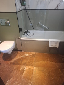 Photo de galerie - Démolition pose carrelage plomberie électricité et démontage du meuble