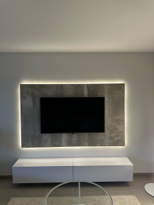 Photo de galerie - Création d’un mur décoration en bois, mise en place de led, application de peinture décorative, alimentation électricité derrière le mur, attache télé murale 