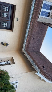 Photo de galerie - Vue d’ensemble après reprise complète. Gouttières et descentes entièrement remplacées, alignement soigné et pente respectée pour une évacuation optimale. Travail propre et durable. 