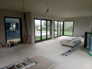 Photo de galerie - Doublage en placoplatre pose la menuiserie des belles vitrées