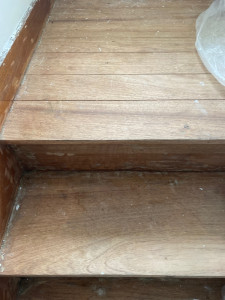 Photo de galerie - J’ai poncé les escaliers, car il avait de la moquette partout. Donc il y avait des traces de colle et ensuite je vais les repeindre d’origine…