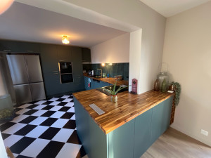 Photo de galerie - Cuisine posée sol fini plomberie et électricité modifié 